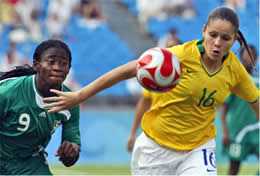 Sereia rika driblando a nigeriana Sarah Michael