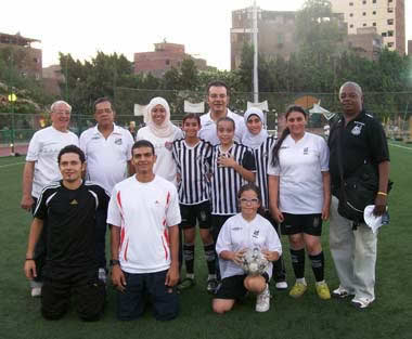 Representantes do Santos FC e da Unidade Cairo (Egito) posam com alunos da escola