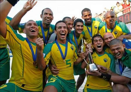 Equipe tricampe de futebol de areia