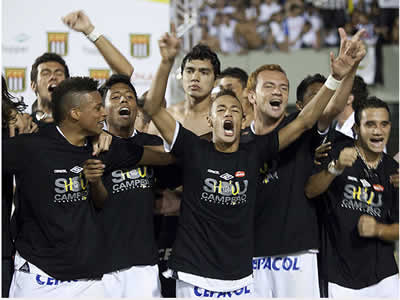 Neymar comanda a festa do Santos no Pacaembu, com o título diante do Santo André 